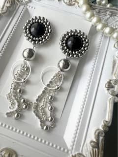 シルバー刺繍ピアスのサムネイル