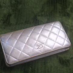 【売り切り】CHANEL マトラッセ 長財布 シルバー色【中古】のサムネイル