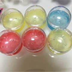 ガチャガチャ空のカプセルのサムネイル