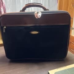 ビジネスバッグ 黒と茶色の合成皮革のサムネイル