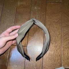 ベージュ ツイストデザイン カチューシャのサムネイル