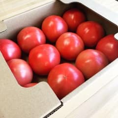 麗容トマト２キロ箱‼︎ 大豊作のためお値打ちです(°▽°)のサムネイル