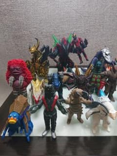 ウルトラマン２２体 ウルトラ怪獣３３体のサムネイル