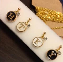 片耳♡ イニシャルピアスのサムネイル