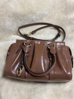 Charles & Keith ブリットン ルーシュドトップハンドルトートバッグのサムネイル