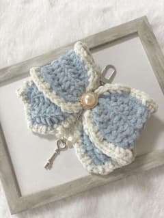 《値下げ》ハンドメイド 青と白のリボンキーホルダーのサムネイル
