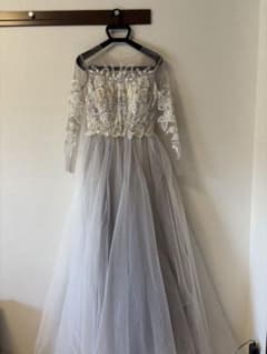 グレー オフショルダー ウェディングドレスのサムネイル