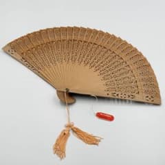 【美品】透かし彫り 木製扇子 タッセル付きのサムネイル