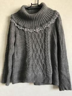 axes femmeのグレーニットのサムネイル
