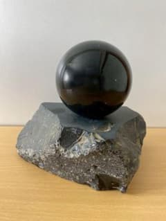 黒曜石 石製 球体 台座付き 置物 オブジェ 黒曜石 石製 球体 台座付き 置物 オブジェ - メルカリ