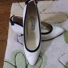 美品！Whiteパンプスのサムネイル