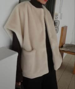 bow.a ボウエー　FAKE FUR VEST 新品未使用未開封】ボウエー bow.a FAKE FUR VEST CREAM - メルカリ