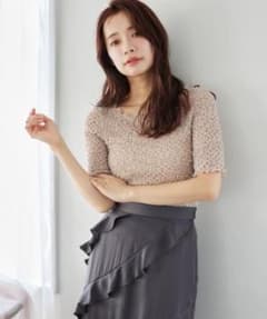 mysty woman ベージュ シャーリング 半袖 トップスのサムネイル