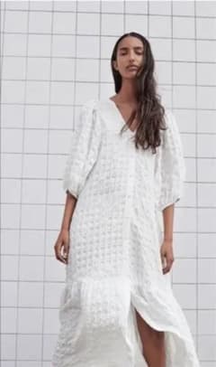 ZARA カットワークワンピースパフスリーブ　ホワイトワンピ白のサムネイル