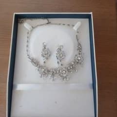 LoveTiara 花モチーフ ネックレス イヤリングセット - メルカリ
