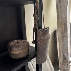 実家整理　古い吊り下げ鉄器　花道具？ 実家整理 古い鉈袋の掛け花入 - メルカリ