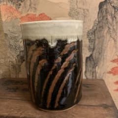 佐久間賢司 ★ 糠黒釉指描筆筒 ★ 共箱栞 ★ 文房具 ★ 佐久間藤太郎 185 佐久間賢司 ☆ 糠黒釉指描筆筒 ☆ 共箱栞 ☆ 文房具 ☆ 佐久間藤太郎