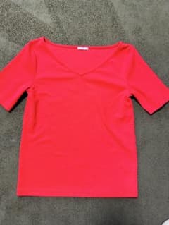GU 赤 Vネック 半袖Tシャツのサムネイル