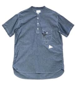 【and wander アンドワンダー】ストレッチシャンブレー半袖シャツ