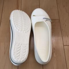 クロックス crocs 白 スリッポン 24.5から25.0 W7サイズのサムネイル