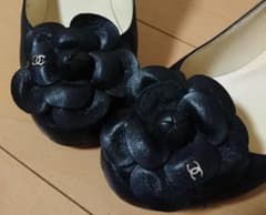今5000円値下げ済み！シャネルカメリアパンプス36 1／2 23.5のサムネイル