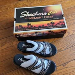 スケチャーズ  女性サンダルのサムネイル