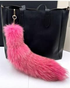 ピンクファーチャームのサムネイル