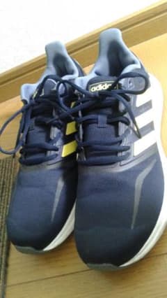 スニーカー　アディダス　adidas　シューズ　中古品　26.5㎝のサムネイル