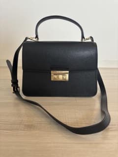 FURLA ブラックレザーショルダーバッグのサムネイル