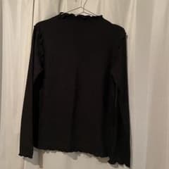 フリル付き長袖黒トップスのサムネイル