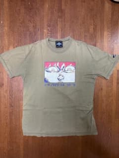 カーキ色 アニメキャラクター Tシャツのサムネイル