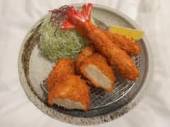 食品サンプル　エビフライとひれカツ　レモンと千切りキャベツのトッピング付きのサムネイル