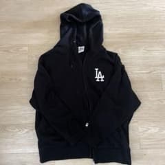 LAロゴ入り黒パーカーのサムネイル