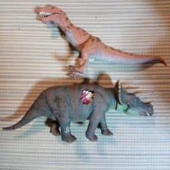 ジュラシックパーク トリケラトプス ティラノサウルスのサムネイル