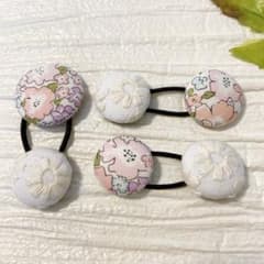 お買い得♡お揃い　リバティと小花刺繍　くるみボタン　ヘアゴム 3個セット お買い得♡お揃い リバティと小花刺繍 シンプルくるみボタン ヘアゴム