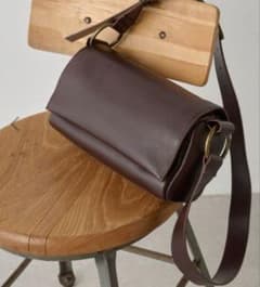 BEARDSLEY ビアズリー レザーボディバッグ ブラウン - メルカリ