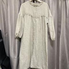 フリル付きベージュ長袖シャツワンピースのサムネイル