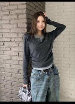 ダークグレー 長袖 Vネック Tシャツのサムネイル