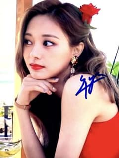 ツウィ直筆サイン入り2Lサイズ写真…Tzuyu…TWICE… - メルカリ