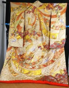豪華婚礼用打掛着物・吉兆模様・紅白金銀の鶴・金駒刺繡 豪華婚礼用打掛着物・吉兆模様・紅白金銀の鶴・金駒刺繡 - メルカリ