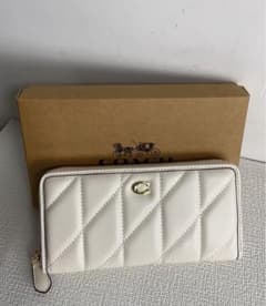 新品 COACH C8570 白　キルティング ピロー マディソン 長財布 新品 COACH C8570 白 キルティング ピロー マディソン 長財布 - メルカリ