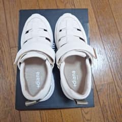 diana ベージュ スニーカー　22.0cmのサムネイル