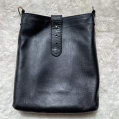 革　サコッシュのサムネイル