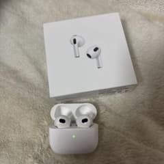 【箱付き】【美品】AirPods3本体 ホワイト 充電ケース付きのサムネイル