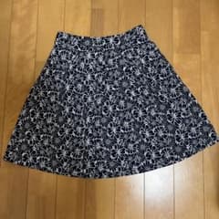 ［お値下げしました] 春夏用スカート　紺に白い花柄のサムネイル