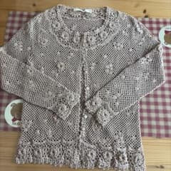 インゲボルグのレース編みお花モチーフ付きのカーディガン薄いピンク