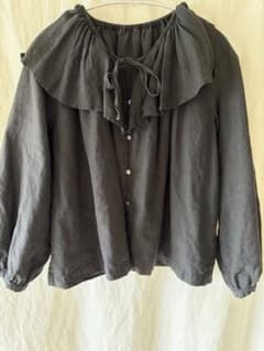 美品 nest Robe ⿻ ブラックリネンラッフルブラウス フリルカラー 春 ネストローブ ブラックリネンラッフルブラウス ブラック nest Robe