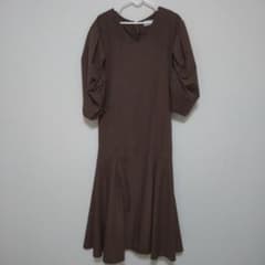 【emmi  atelier】袖ギャザーワンピースのサムネイル