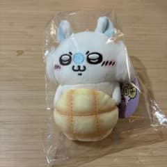 ちいかわ デスクトップから見守るひっかけぬいぐるみ（メロンパン持ち