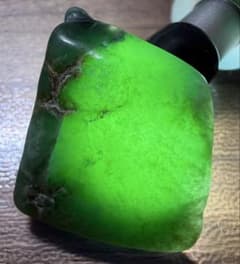 出品数400記念】糸魚川翡翠 金山谷翡翠 ロウカン質 宝石 原石 19.24g